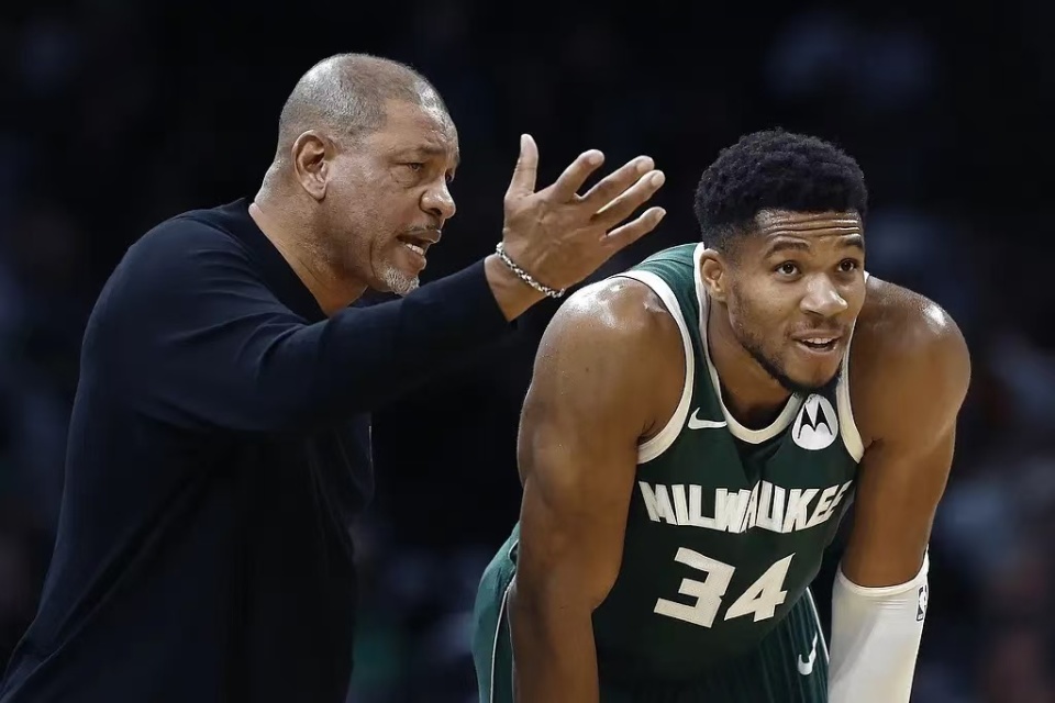 开云体育电竞 - 字母哥遭遇二十连败，DWG教练面临压力！